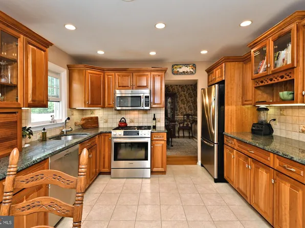 27 Hickory Ln, Chalfont, PA 18914
