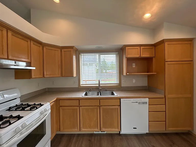 7470 Leeside Dr — Photo 10