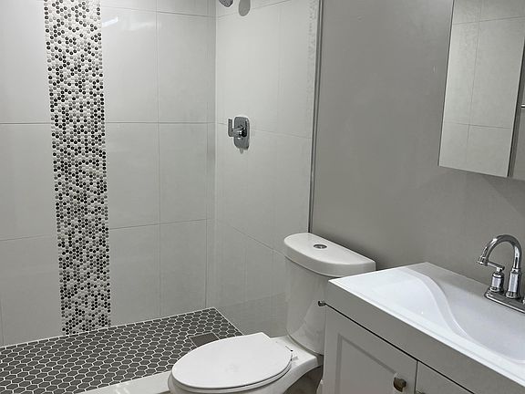 4th image of 320 SE 11th Ave APT 302