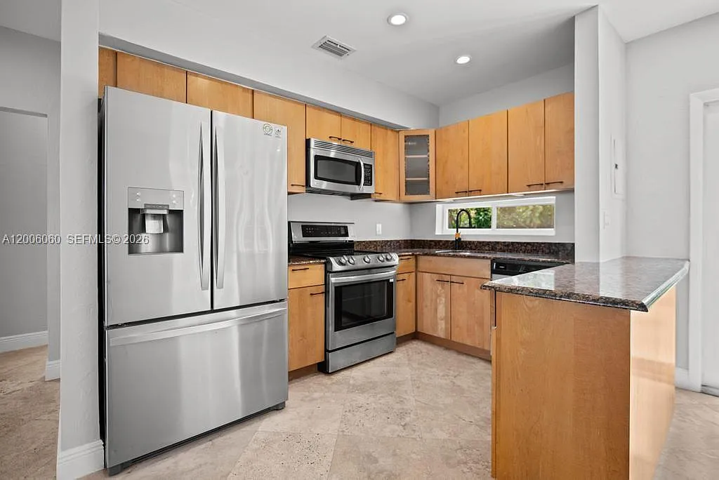 $4,900 11222 NE 9th Ave — Photo 4