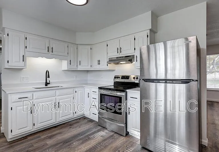204 E 24th St — Photo 4