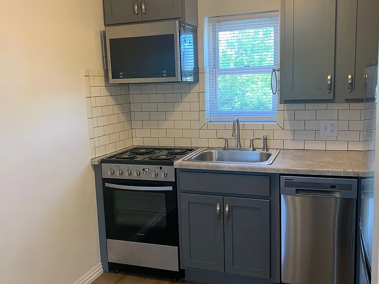 Windsor Court Apartments — Photo 11