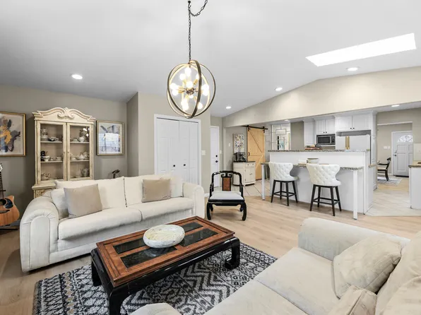 9505 S Garnet Dr E, Sandy, UT 84094