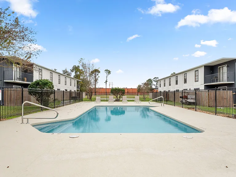 1515 W McNeese St — Photo 4