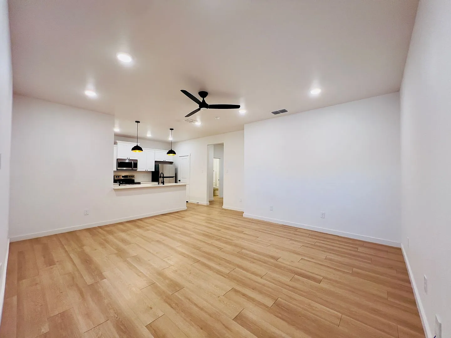 Spacious 3-Bedroom Townhouse Near Texas Tech — Photo 3