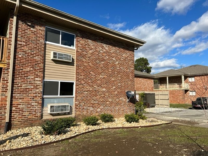 1st image of 1563 Wales Ave