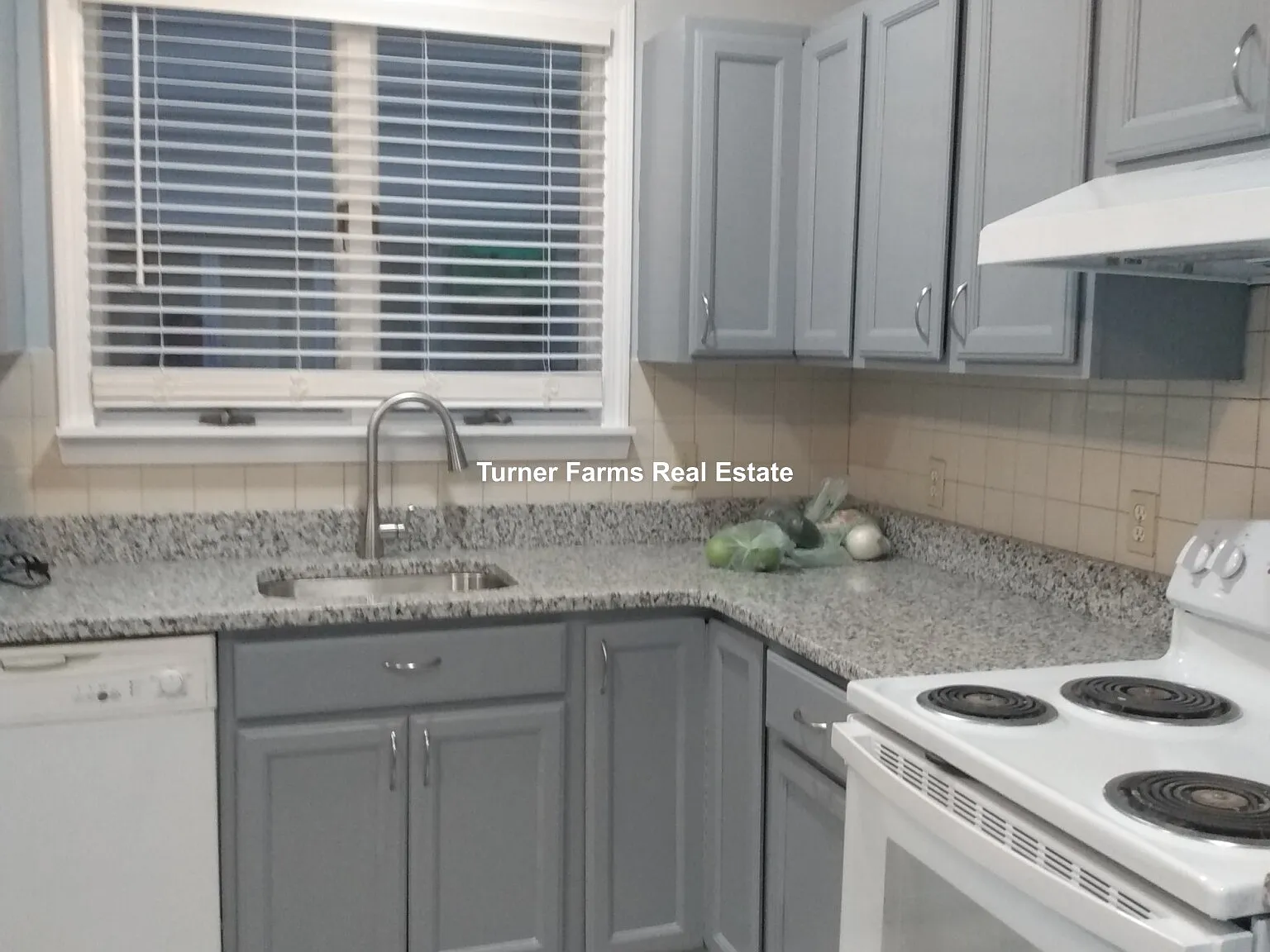 6 bed, 2.5 bath, 9999 sqft, $7,200 — Photo 4