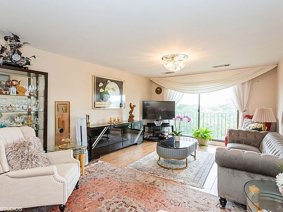 4th image of 4601 W Touhy Ave APT 715