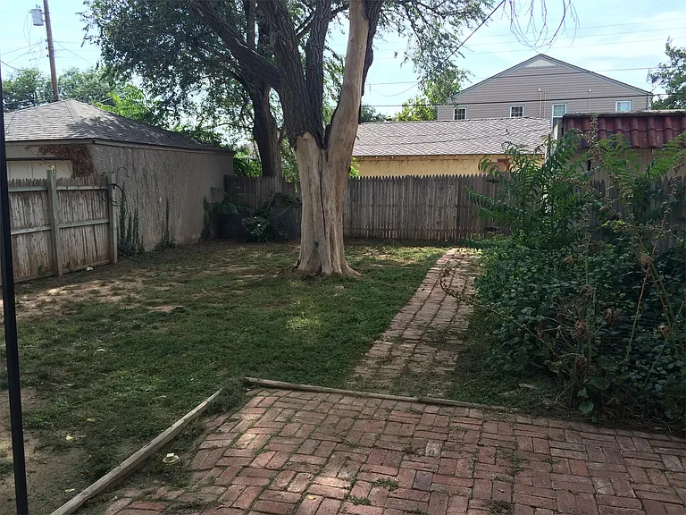 1202 S Travis St — Photo 11