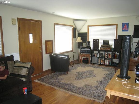 3rd image of 149 NE Grant St