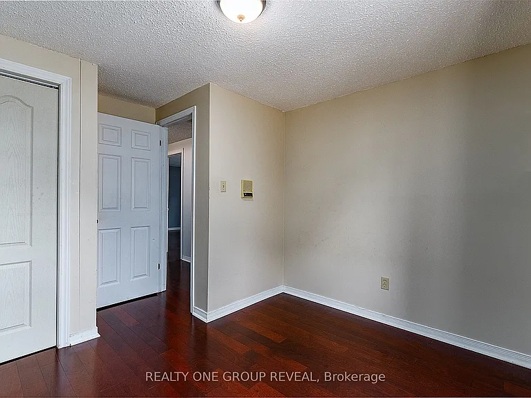 326 Prince Of Wales Dr — Photo 29