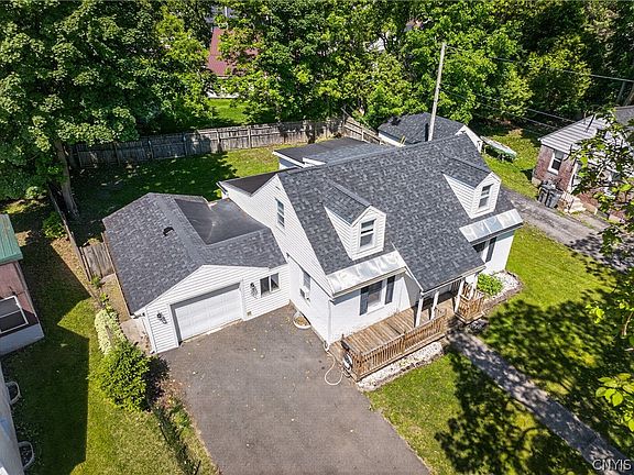 3rd image of 404 Oakwood St