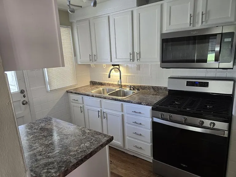 1901 N Hanley Rd — Photo 1