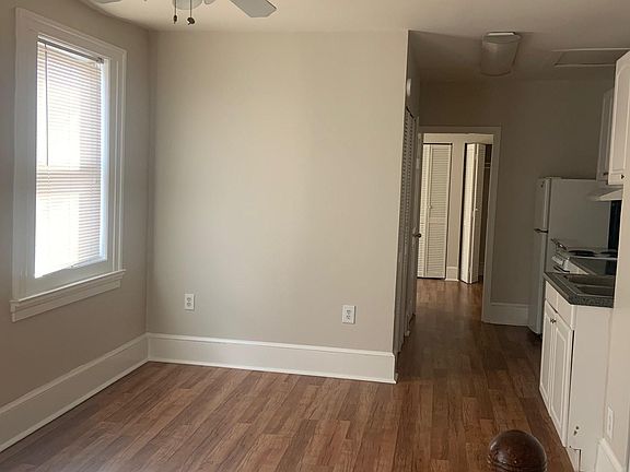 Beautiful Laminated Flooring with Ceiling Fan/Light