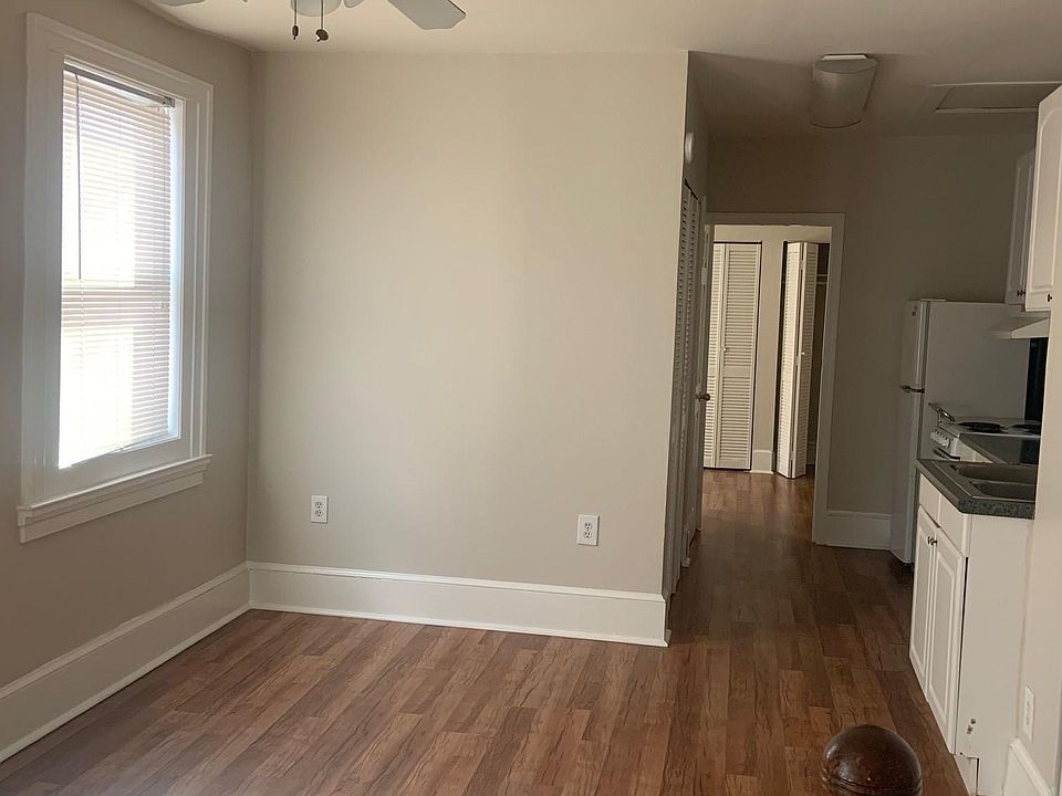 Beautiful Laminated Flooring with Ceiling Fan/Light