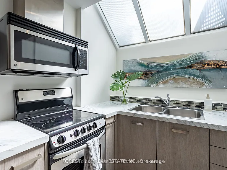 108 Dupont St #LOWER — Photo 5