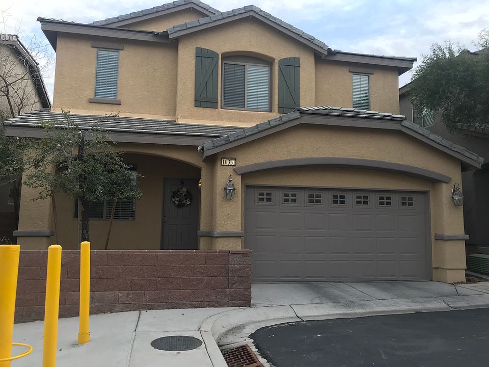 End home w/extra parking!