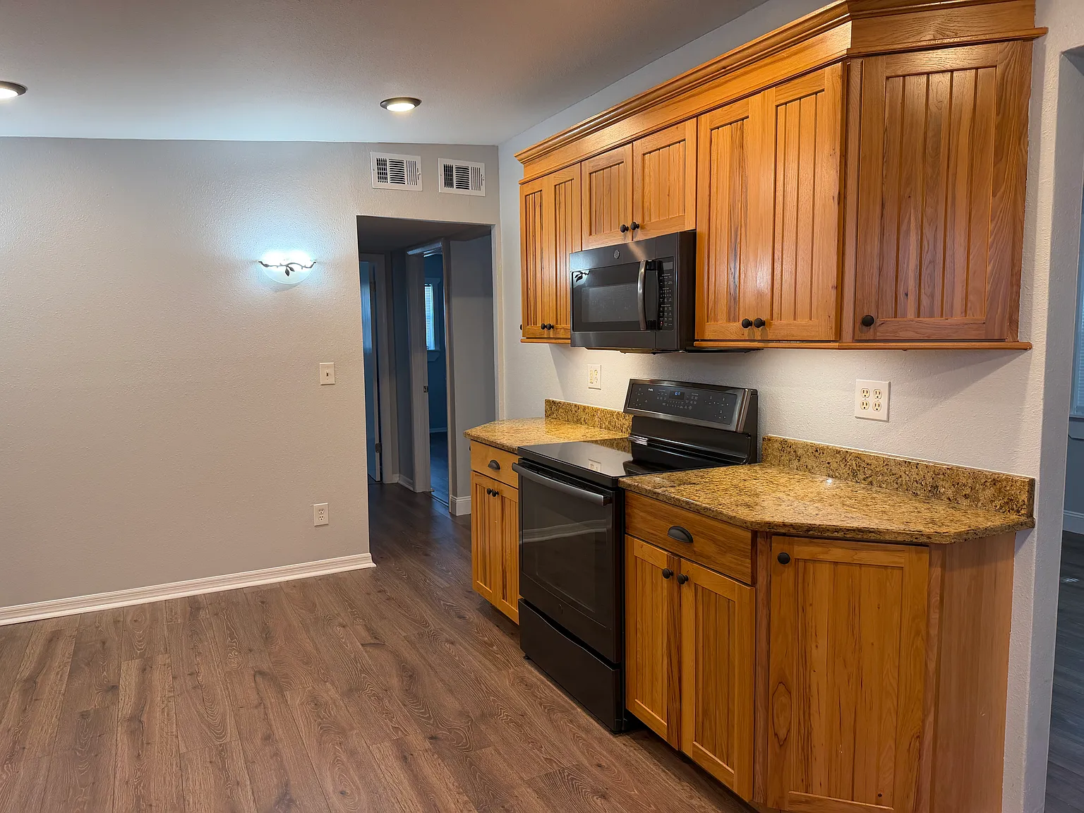 3 bed, 1.5 bath, 1068 sqft, $2,450 — Photo 4