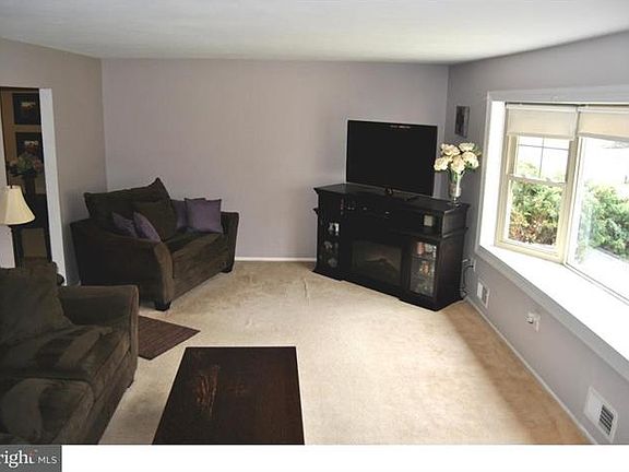 3rd image of 21 Crestwood Dr