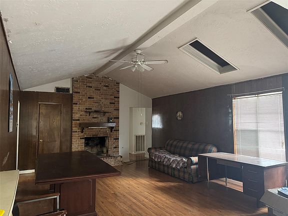 4th image of 11403 Sharpview Dr