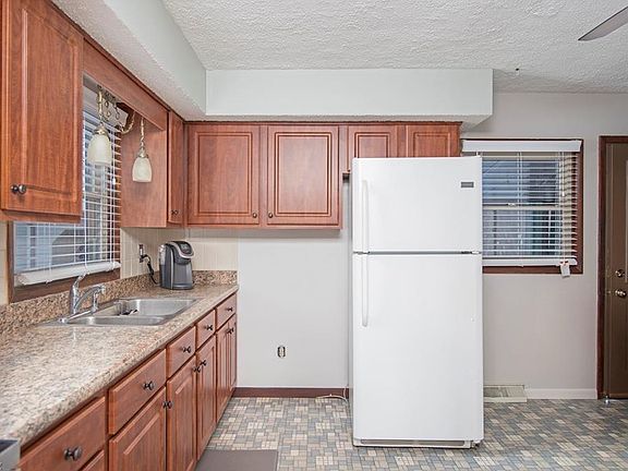 3rd image of 5120 Pinecrest Ave