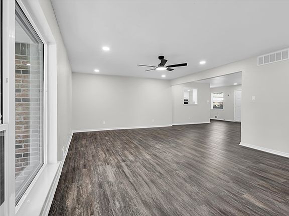 4th image of 4009 Sweetbriar Dr