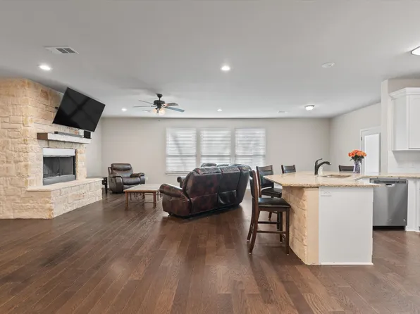 212 Hillcrest St, Sanger, TX 76266