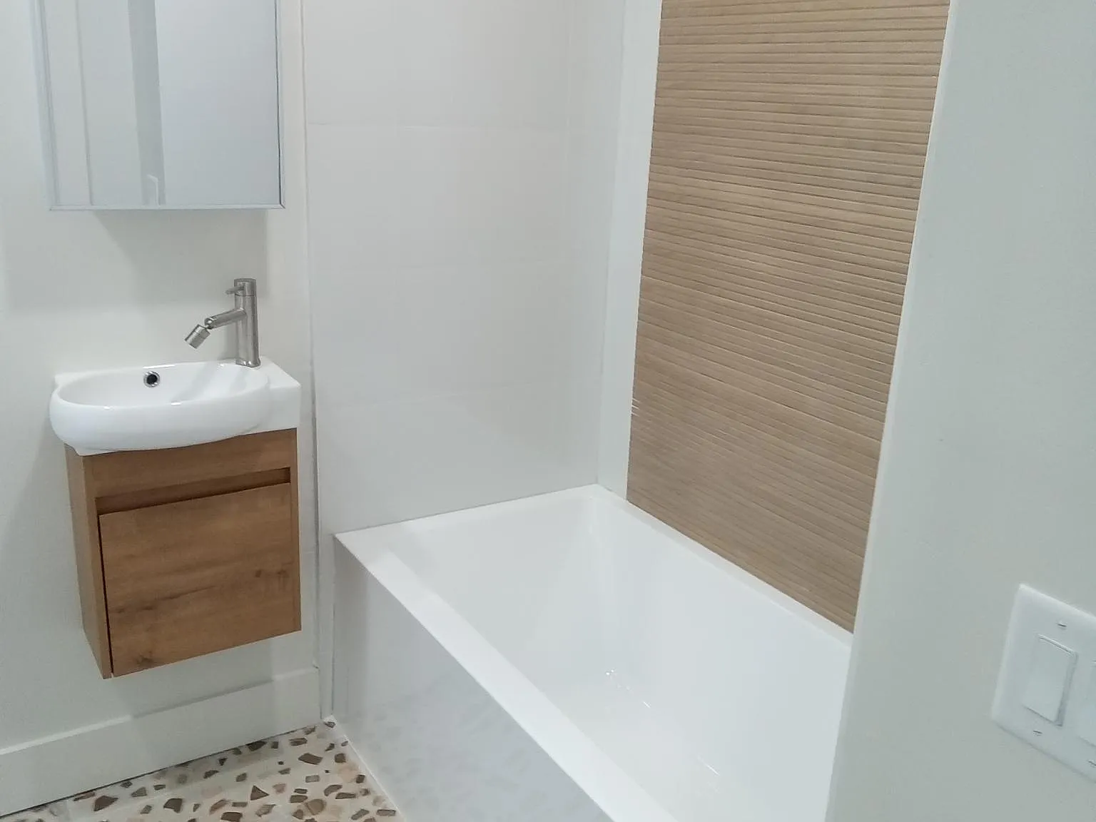 2 bed, 650 sqft, $2,300 — Photo 2