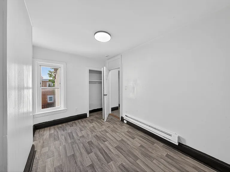 605 E 10th St — Photo 18