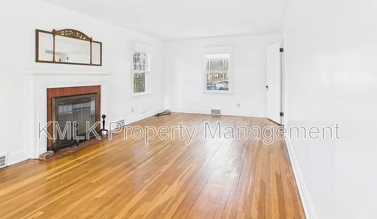 407 Washington St NE — Photo 8