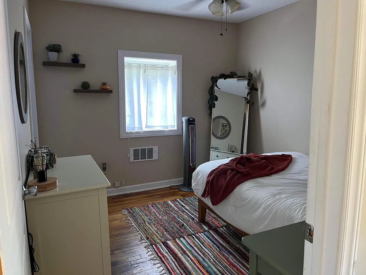 Building Photo - 1089 W King St #2