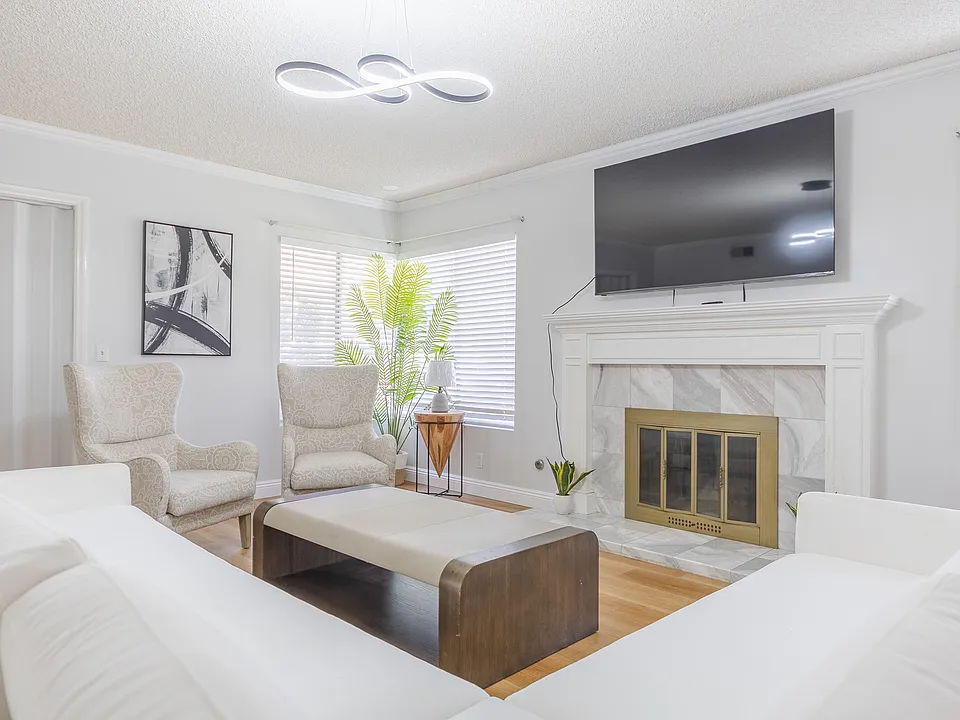 518 E La Sierra Dr