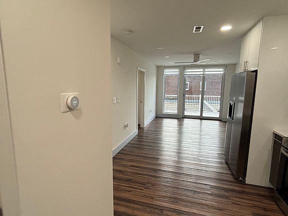 3rd image of 4910 Spruce St #208