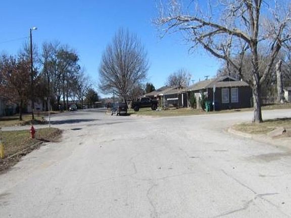 Exterior Neighborhood (street photo)