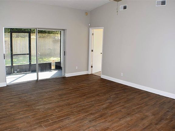 2nd image of 1002 Burnett St