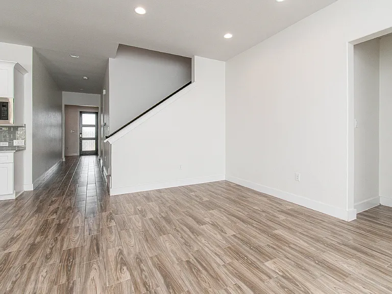 308 Saturnia Dr — Photo 4