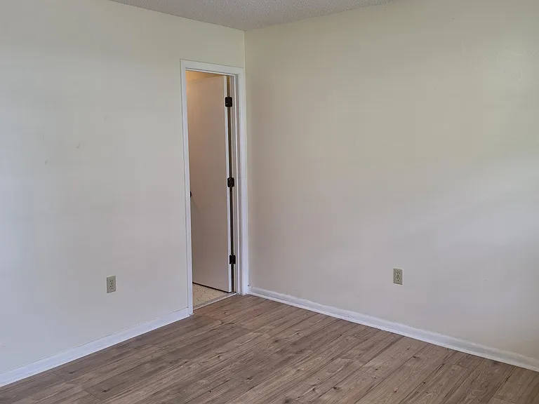 1531 Lake Clay Dr — Photo 16