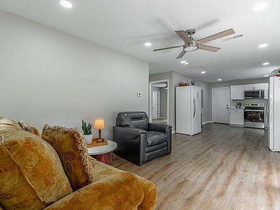 4th image of 1366 Lakeview Dr