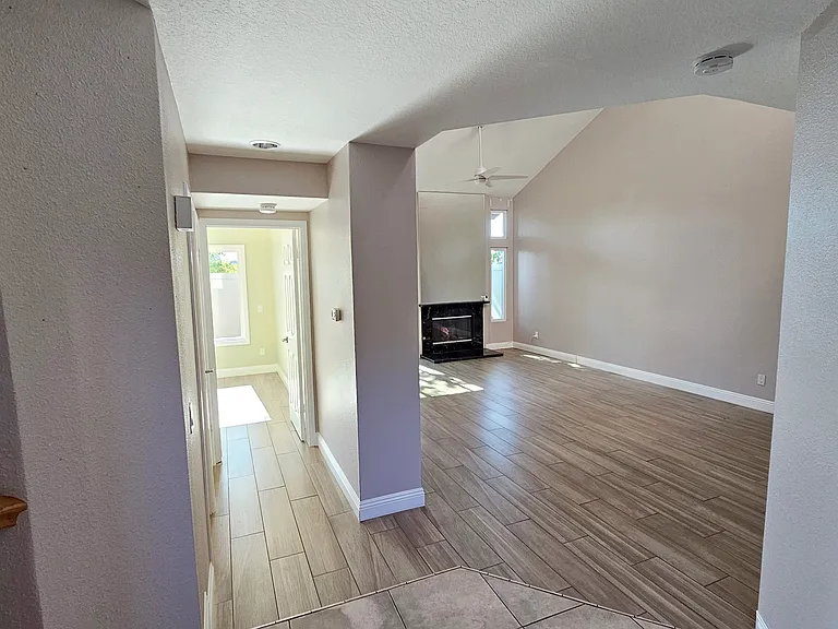18219 Hampton Ct — Photo 3