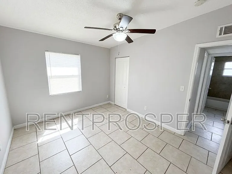 740 W Robinson St #UPPER — Photo 4