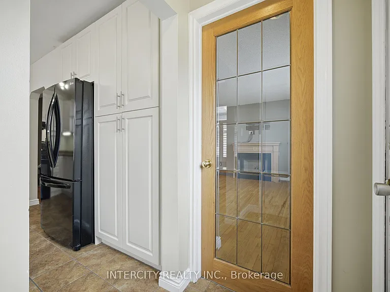 49 McCaul St — Photo 8