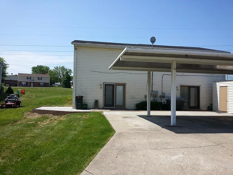 199 Wyndcrest Ct #B — Photo 2