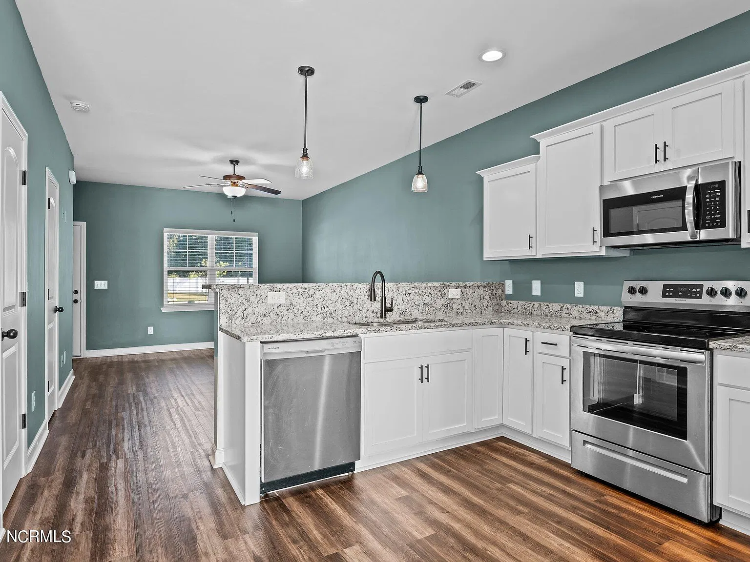 2 bed, 2.5 bath, $1,750 — Photo 4