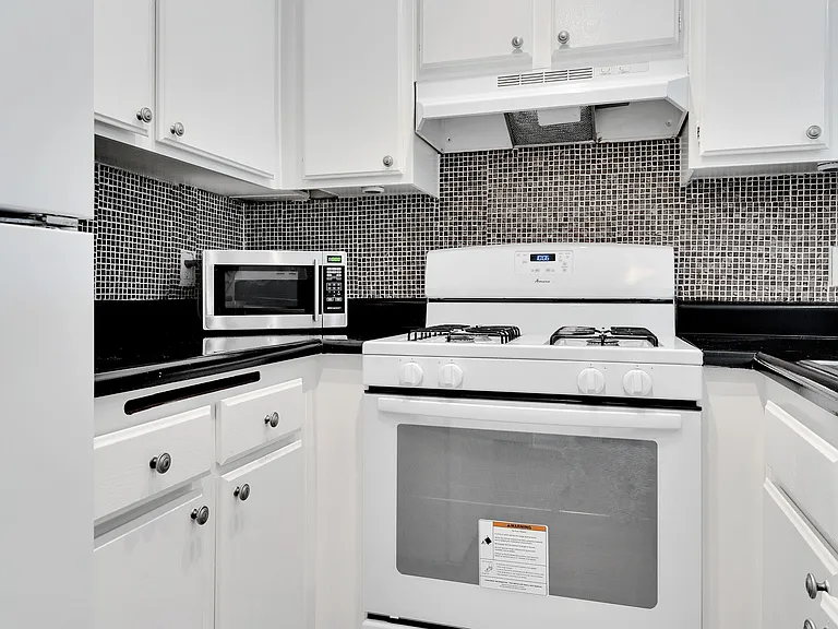 Orange Apartments — Photo 18