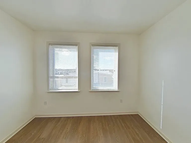 4114 Lauriston Street — Photo 15