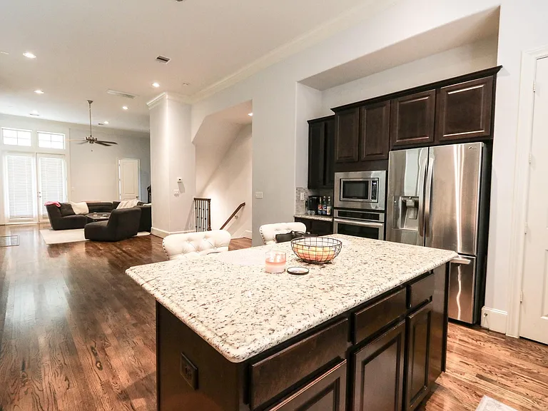 2037 Fannin Sta N — Photo 17