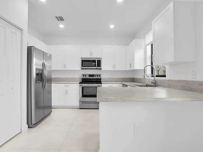20610 NE 5th Pl — Photo 16