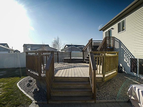 5th image of 1127 39th Ave W