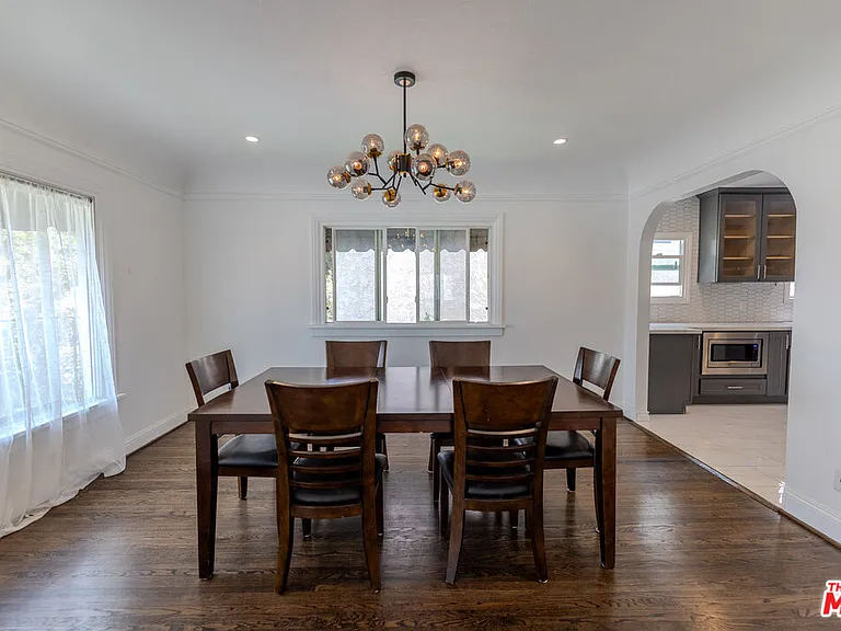 1067 S Sycamore Ave — Photo 8