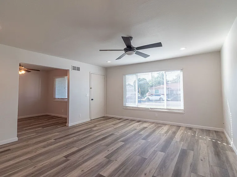 4248 E 4th St — Photo 3